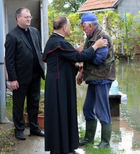 Biskup Pozaić posjetio unesrećene s poplavljenih karlovačkih područja